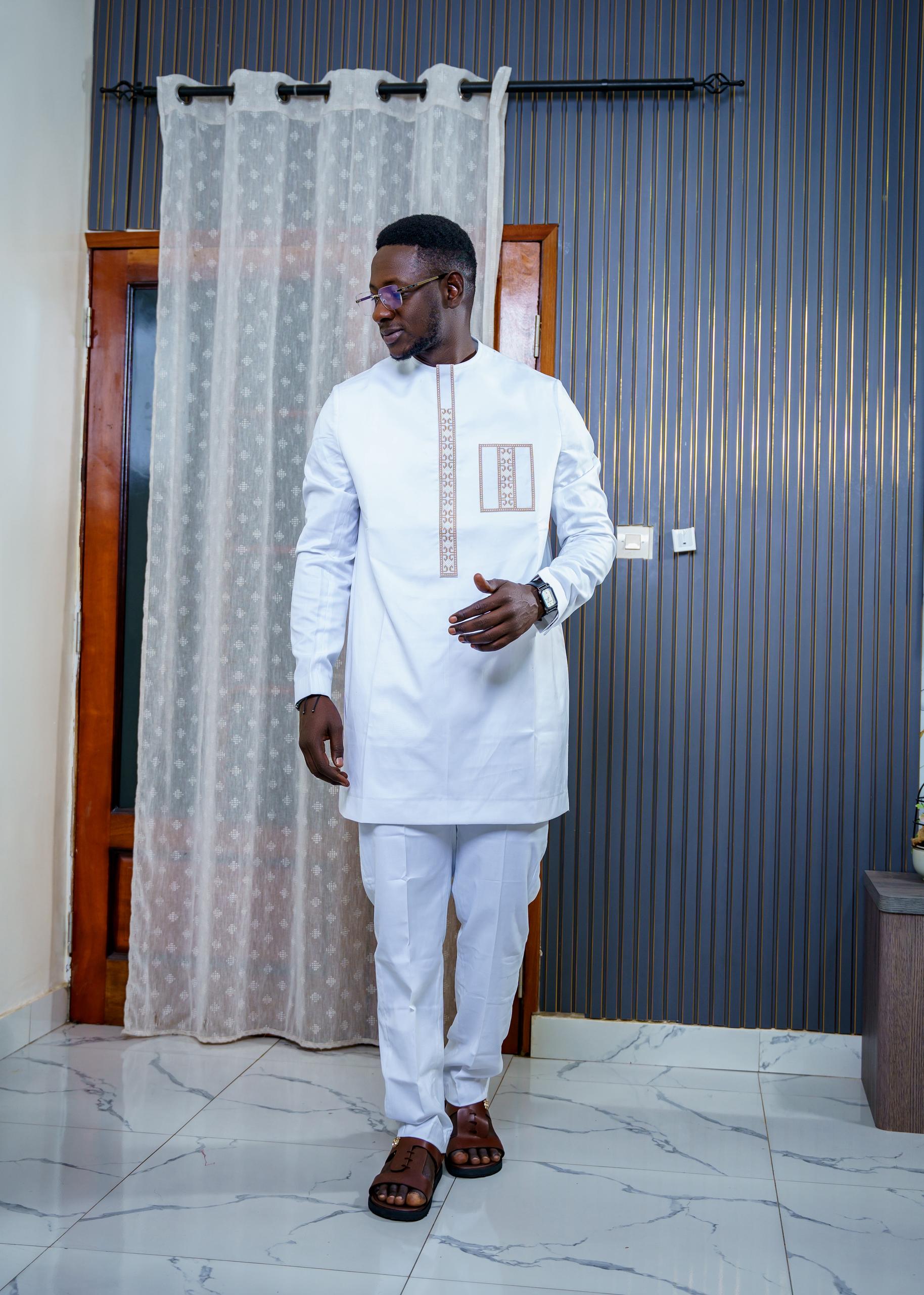 ensemble tradi moderne blanc pur & broderies sablées – Élégance prestige – issa classic dakar ensemble tradi moderne blanc pur & broderies sablées – Élégance prestige – issa classic dakar