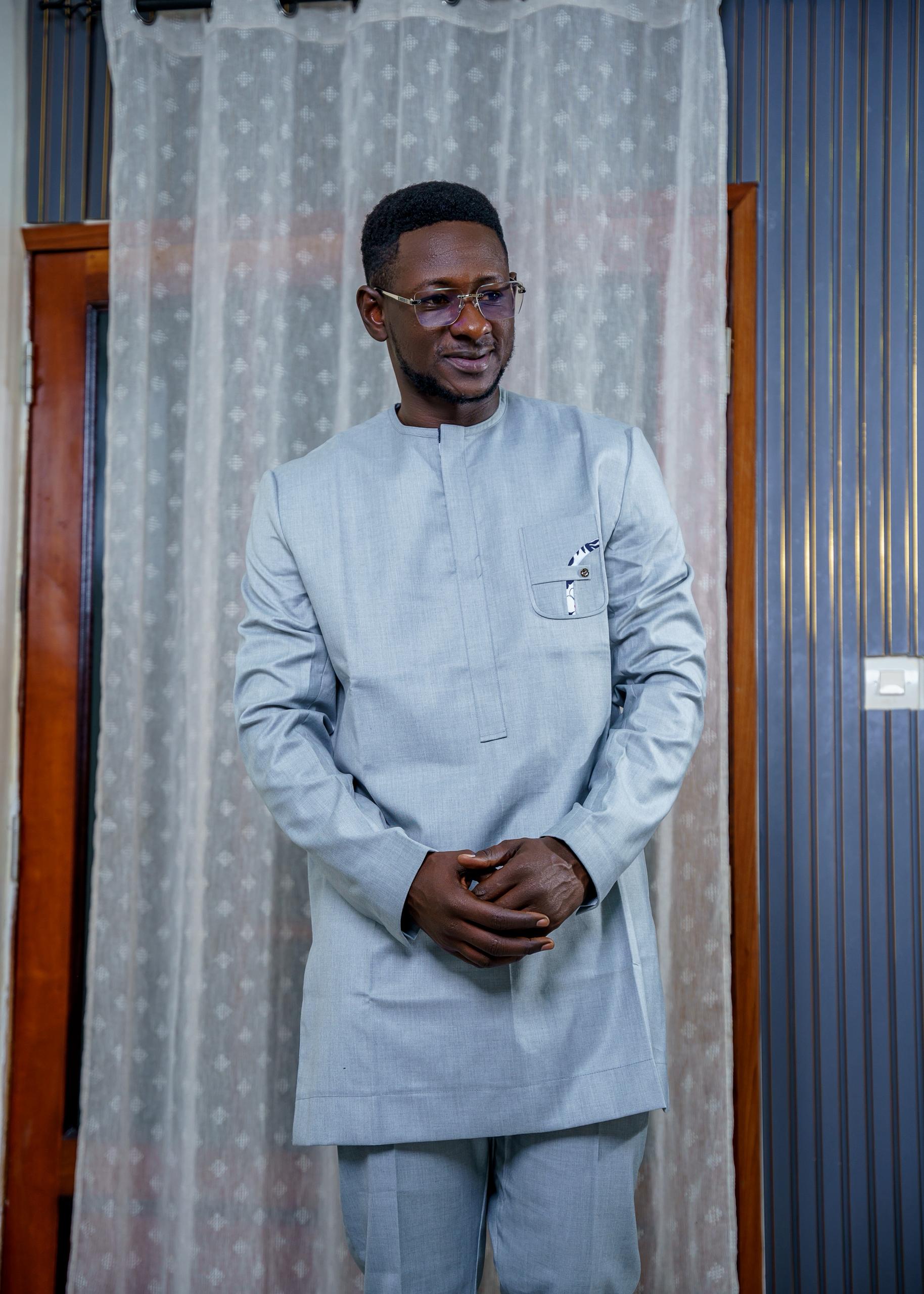 ensemble tradi moderne gris perle – Élégance zen & finitions Épurées – issa classic dakar ensemble tradi moderne gris perle – Élégance zen & finitions Épurées – issa classic dakar