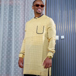 ensemble tradi moderne jaune paille à carreaux – finitions contrastées noires – issa classic dakar