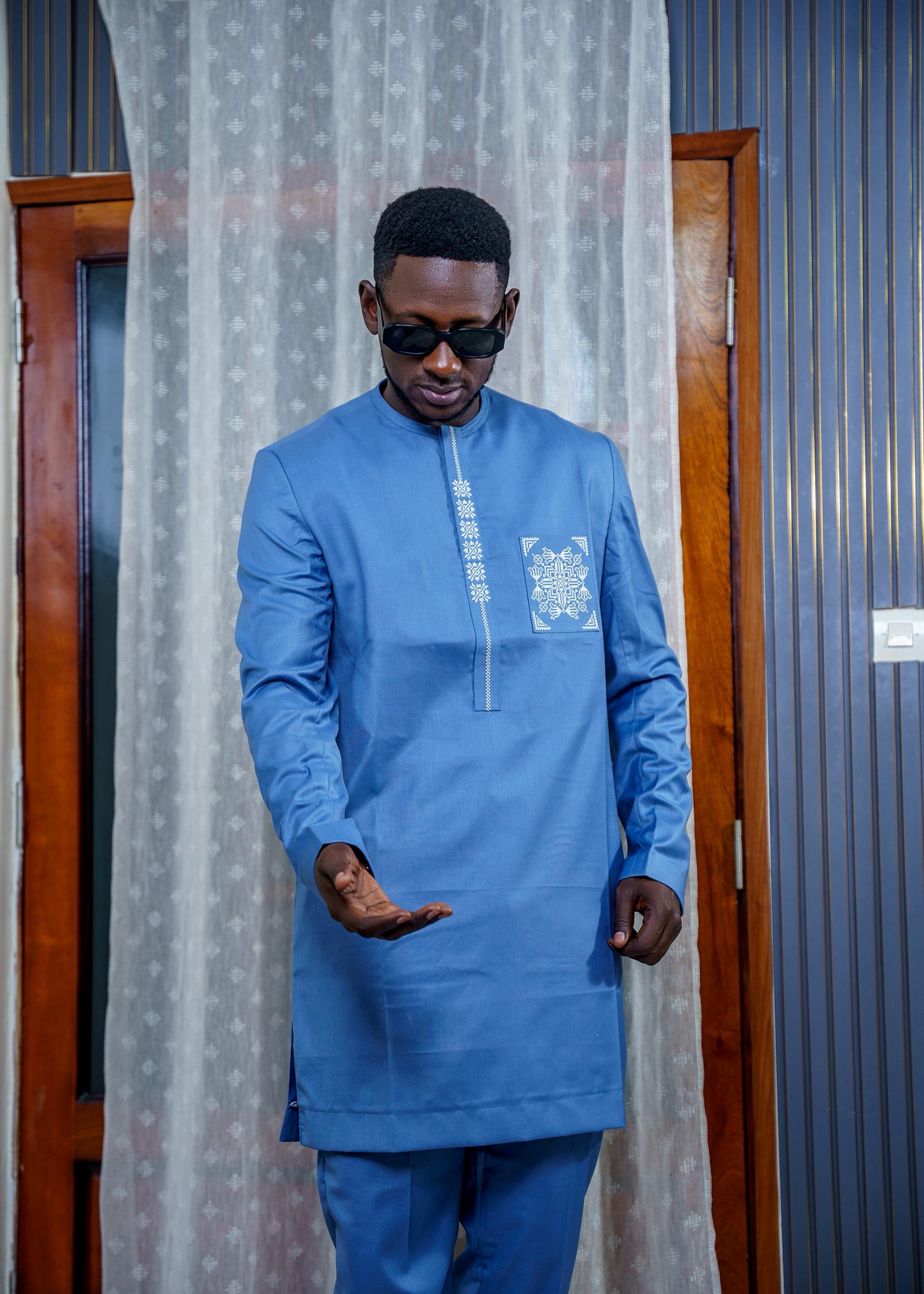 ensemble tradi moderne bleu denim – broderies mandalas & design Épuré – issa classic dakar ensemble tradi moderne bleu denim – broderies mandalas & design Épuré – issa classic dakar