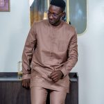 ensemble tradi moderne marron glacé – points de croix rouges & finitions luxe – issa classic dakar