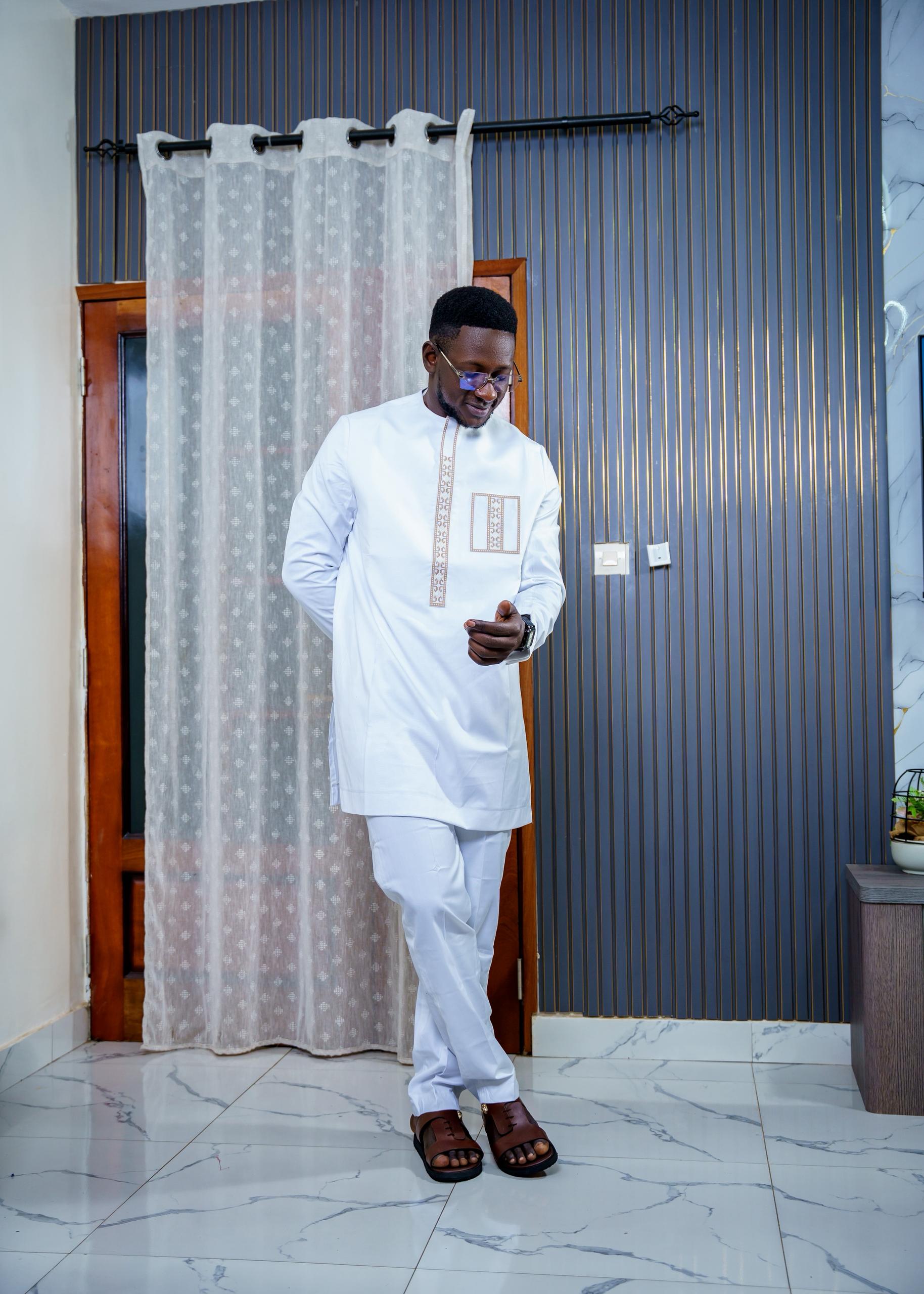 ensemble tradi moderne blanc pur & broderies sablées – Élégance prestige – issa classic dakar ensemble tradi moderne blanc pur & broderies sablées – Élégance prestige – issa classic dakar