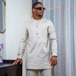 ensemble tradi moderne beige sablé – coupe slim & boutons contrastés – issa classic dakar