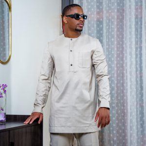 ensemble tradi moderne beige sablé – coupe slim & boutons contrastés – issa classic dakar
