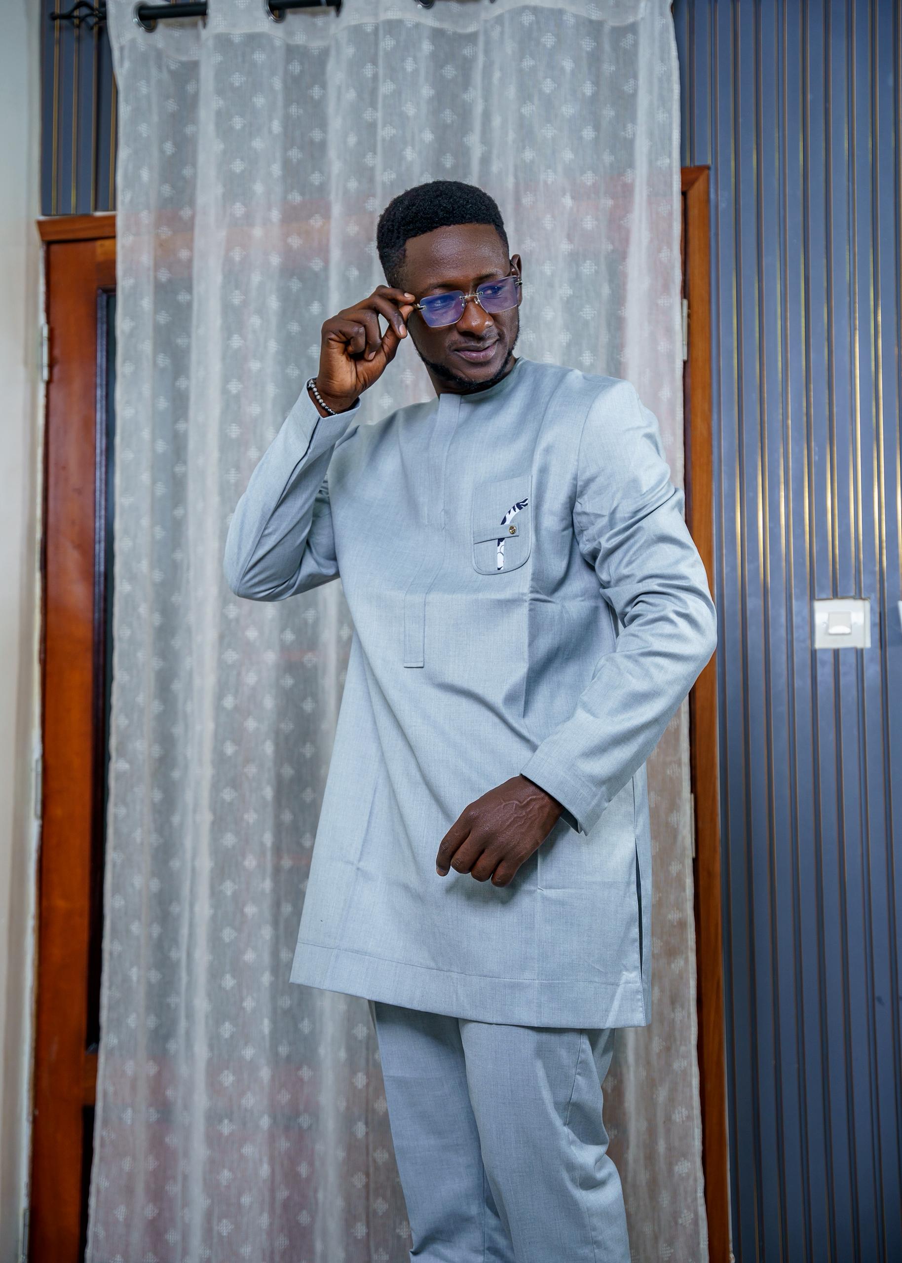 ensemble tradi moderne gris perle – Élégance zen & finitions Épurées – issa classic dakar ensemble tradi moderne gris perle – Élégance zen & finitions Épurées – issa classic dakar