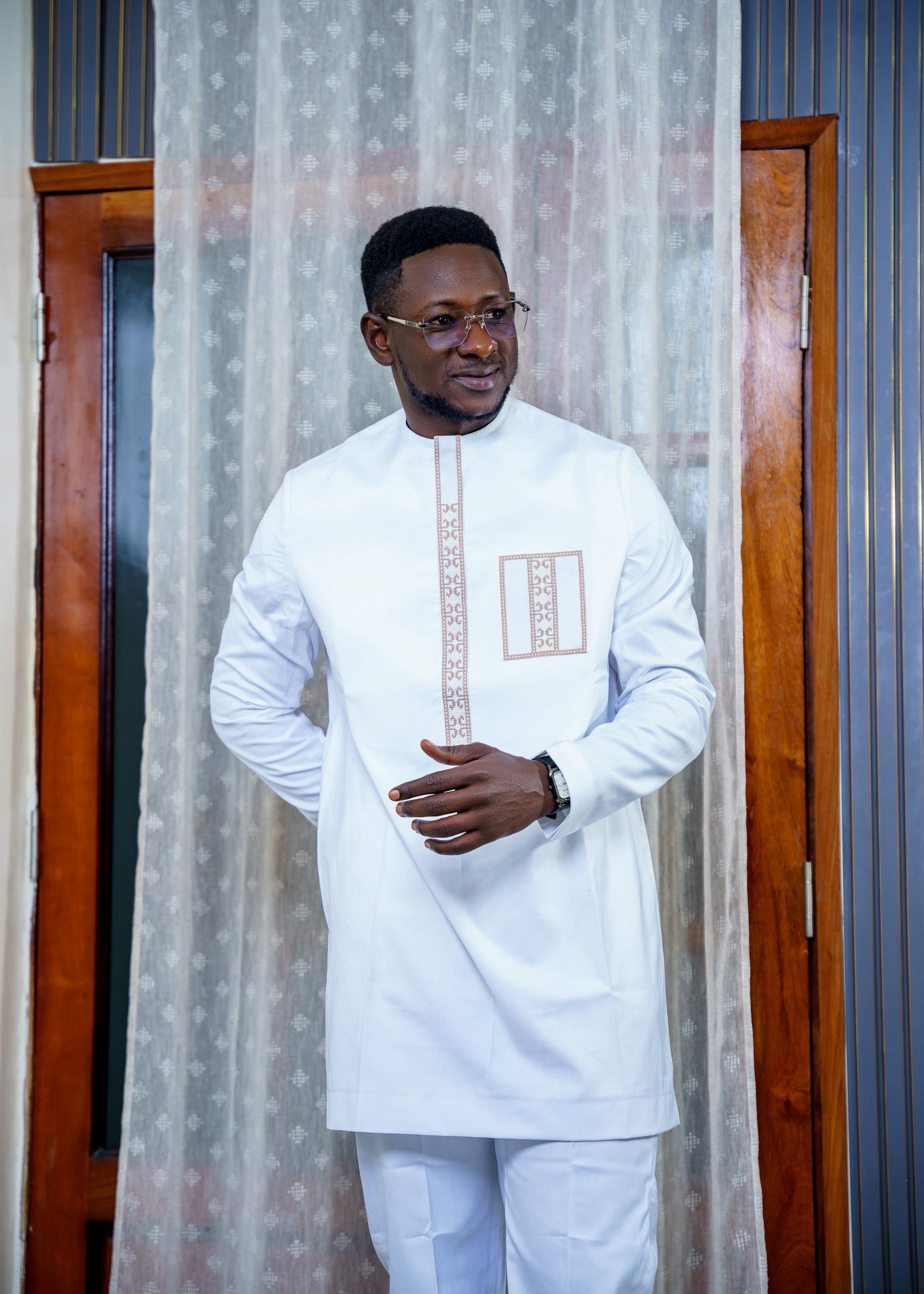 ensemble tradi moderne blanc pur & broderies sablées – Élégance prestige – issa classic dakar ensemble tradi moderne blanc pur & broderies sablées – Élégance prestige – issa classic dakar