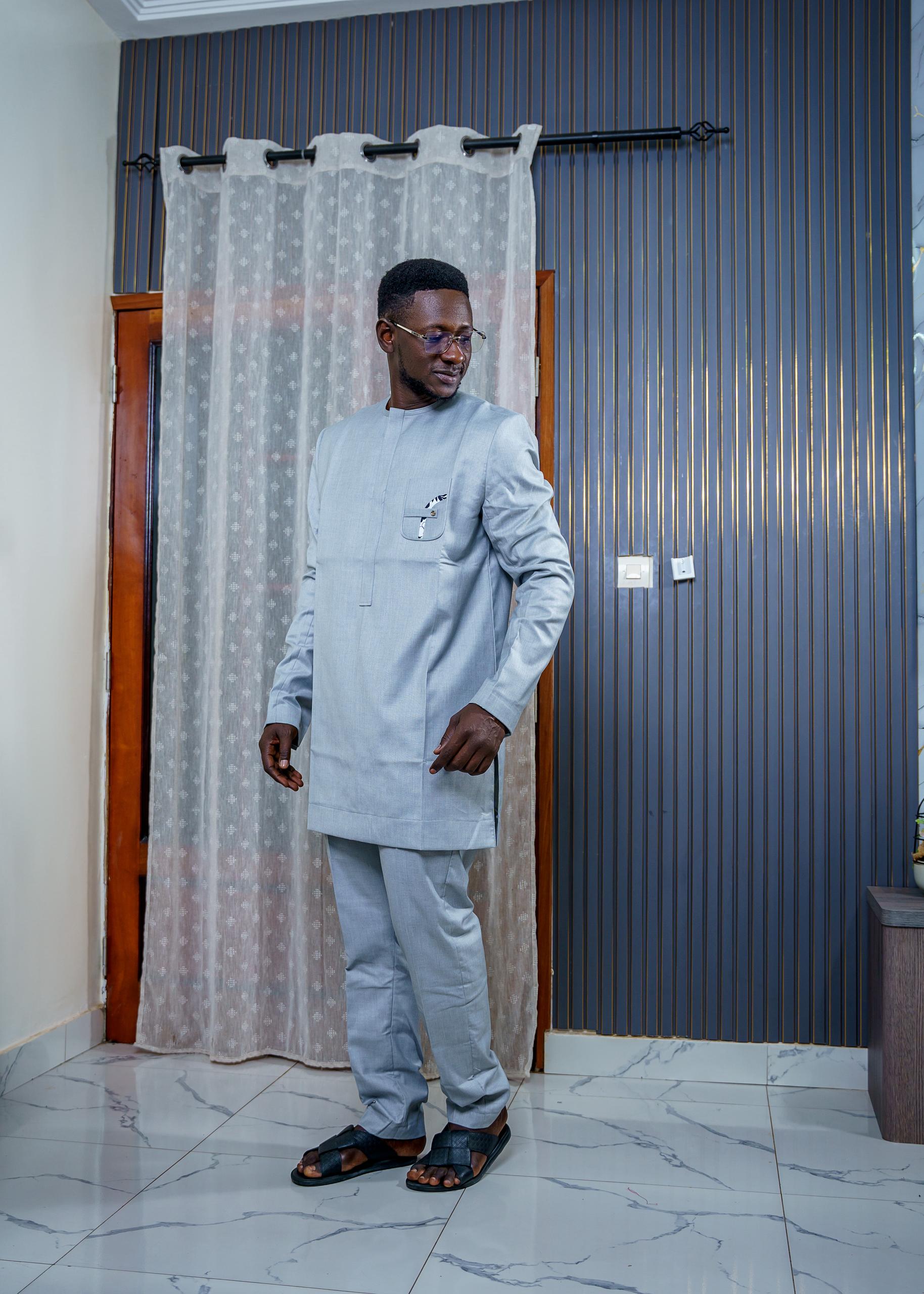 ensemble tradi moderne gris perle – Élégance zen & finitions Épurées – issa classic dakar ensemble tradi moderne gris perle – Élégance zen & finitions Épurées – issa classic dakar